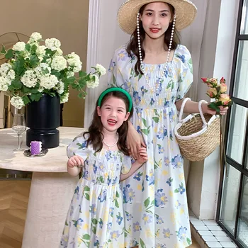 2023 Nyári szülő-gyermek ruha Anya lánya koreai nyomtatott négyzet alakú nyakú rövid ujjú térdig érő ruha Hozzáillő családi ruhák