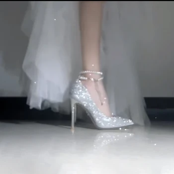 Fényes gyöngyszíj francia sekély magassarkú cipő Esküvői lánc csat pumpák Nők hegyes orrú tűsarkú menyasszonyi cipő Zapato de Tacón